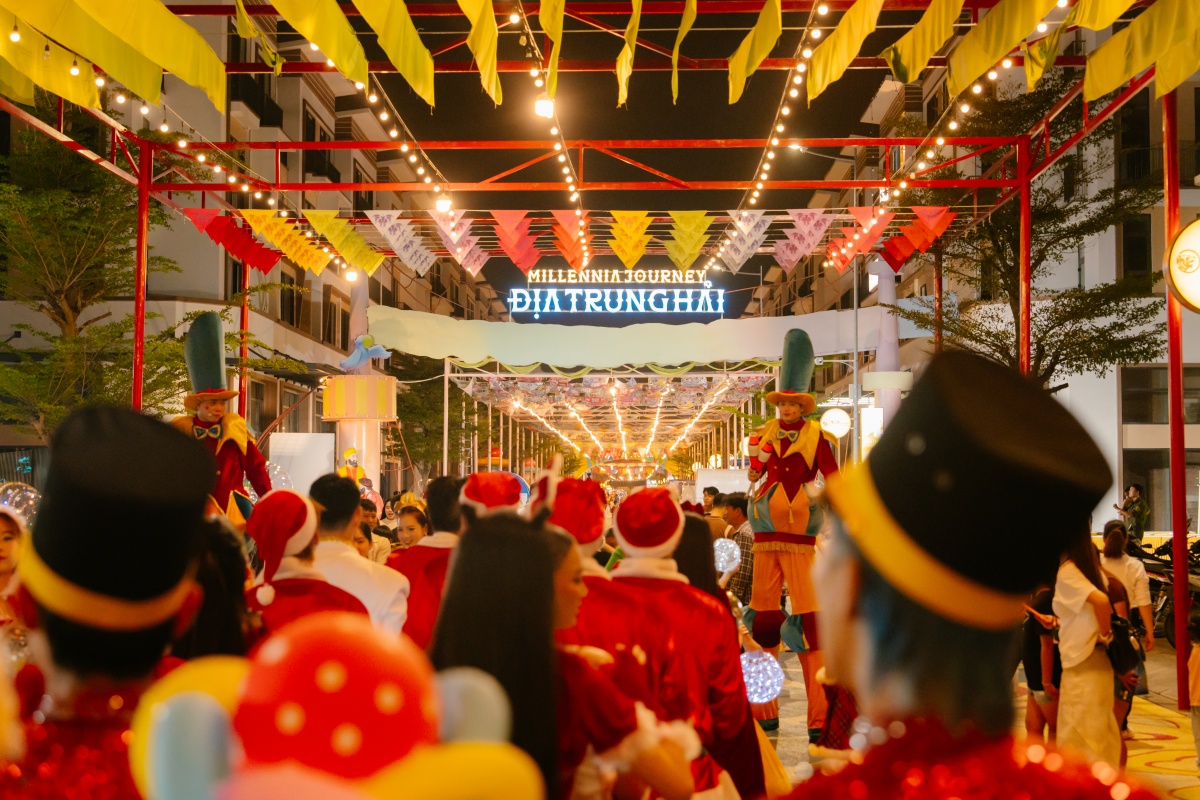 Không khí noel tại phố đi bộ Millennia Journey ngày 24/12 vừa qua. Không khí noel tại phố đi bộ Millennia Journey ngày 24/12 vừa qua.