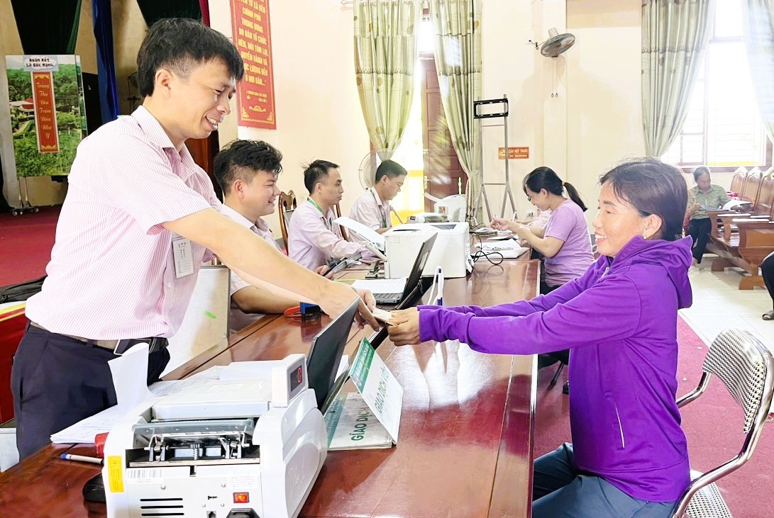 NHCSXH chi nhánh Hà Tĩnh đã nỗ lực đưa dòng vốn chính sách đến đúng đối tượng, đúng nhu cầu thực tế. NHCSXH chi nhánh Hà Tĩnh đã nỗ lực đưa dòng vốn chính sách đến đúng đối tượng, đúng nhu cầu thực tế.