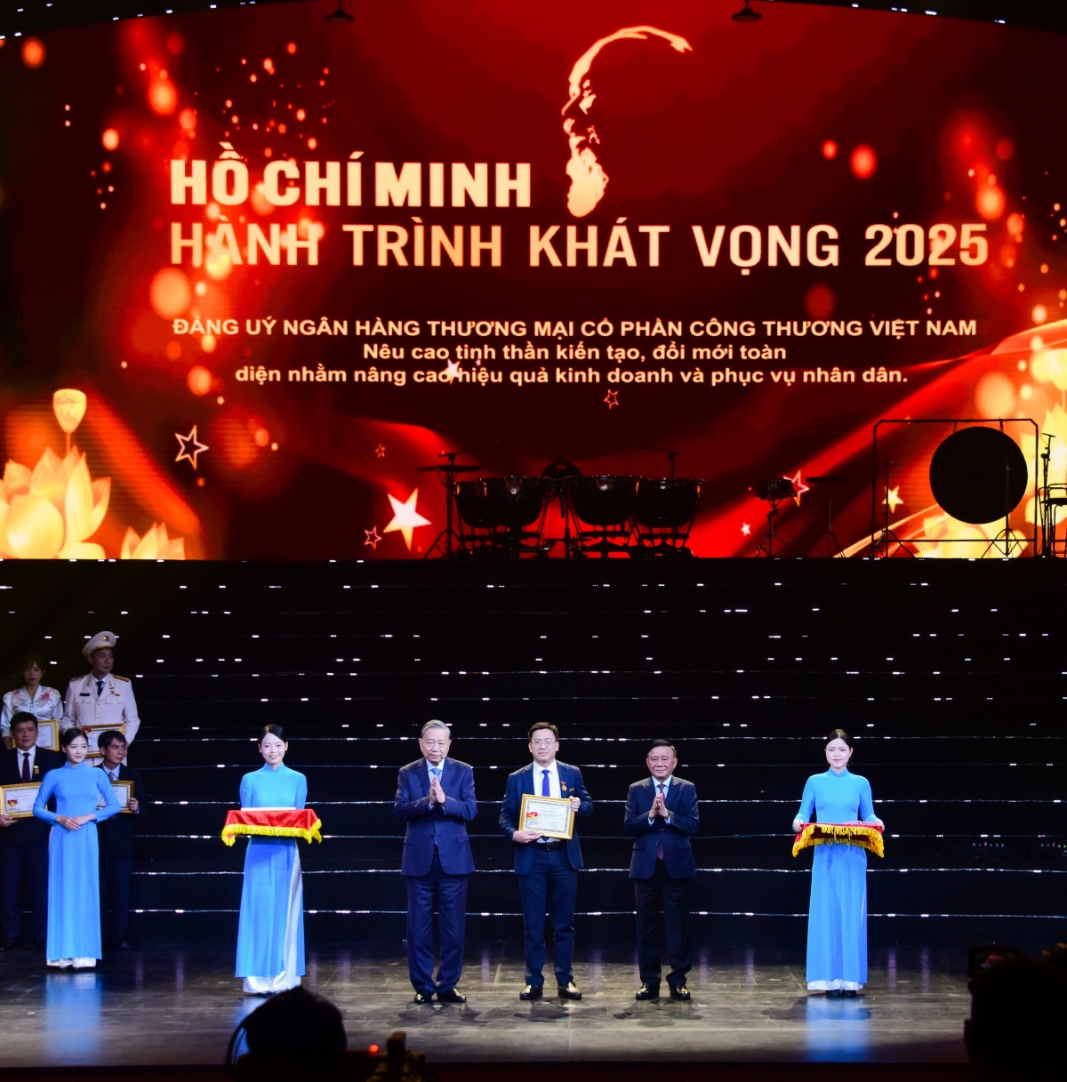 Tổng Bí thư Tô Lâm và Thường trực Ban Bí thư Trần Cẩm Tú trao chứng nhận và biểu trưng vinh danh tập thể điển hình tiêu biểu cho Đảng ủy VietinBank