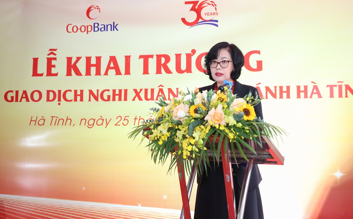 Bà Nguyễn Thanh Hạnh - Thành viên Hội đồng quản trị Co-opBank chúc mừng Co-opBank Chi nhánh Hà Tĩnh tại Lễ Khai trương Phòng giao dịch Nghi Xuân Bà Nguyễn Thanh Hạnh - Thành viên Hội đồng quản trị Co-opBank chúc mừng Co-opBank Chi nhánh Hà Tĩnh tại Lễ Khai trương Phòng giao dịch Nghi Xuân