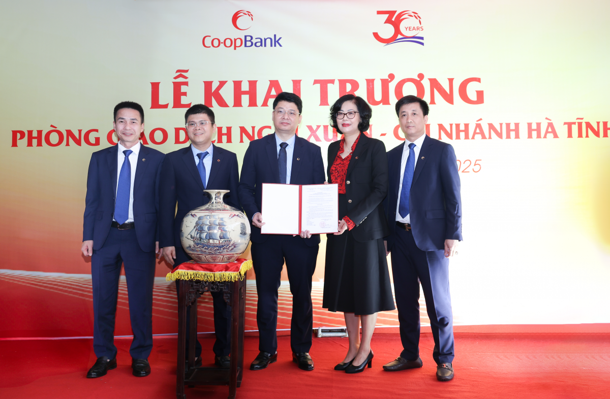 Bà Nguyễn Thanh Hạnh - Thành viên Hội đồng quản trị Co-opBank và ông Tô Hoài Thanh - Phó Tổng Giám đốc Co-opBank trao Quyết định thành lập Phòng giao dịch Nghi Xuân - Co-opBank Chi nhánh Hà Tĩnh Bà Nguyễn Thanh Hạnh - Thành viên Hội đồng quản trị Co-opBank và ông Tô Hoài Thanh - Phó Tổng Giám đốc Co-opBank trao Quyết định thành lập Phòng giao dịch Nghi Xuân - Co-opBank Chi nhánh Hà Tĩnh