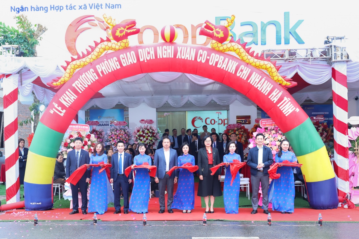 Các đại biểu tại Lễ cắt băng khai trương Phòng giao dịch Nghi Xuân - Co-opBank Chi nhánh Hà Tĩnh Các đại biểu tại Lễ cắt băng khai trương Phòng giao dịch Nghi Xuân - Co-opBank Chi nhánh Hà Tĩnh