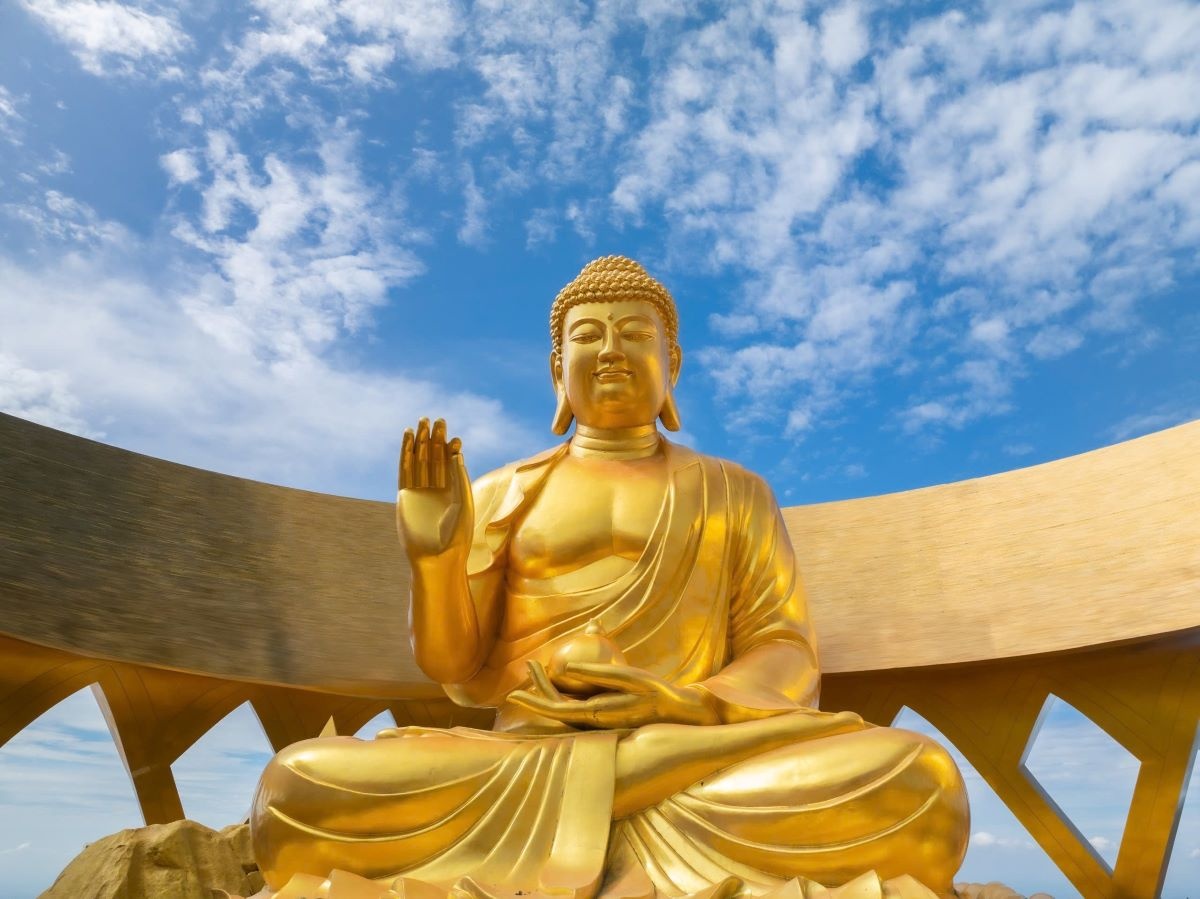 Tôn tượng Đức Phật Câu Na Hàm Mâu Ni biểu trưng cho sự sung túc và viên mãn Tôn tượng Đức Phật Câu Na Hàm Mâu Ni biểu trưng cho sự sung túc và viên mãn