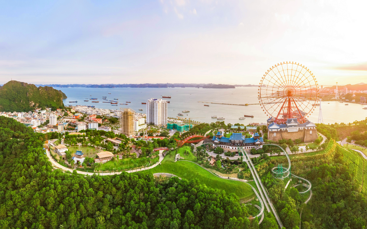 Toàn cảnh Vòng quay Mặt trời bên vịnh di sản Hạ Long Toàn cảnh Vòng quay Mặt trời bên vịnh di sản Hạ Long