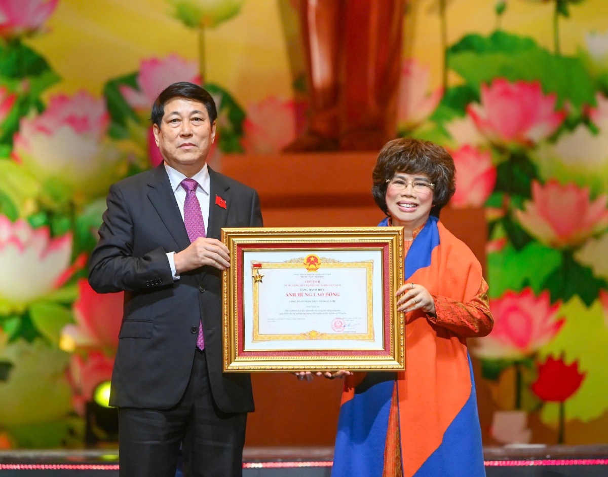 Trước hơn 2.200 đại biểu tham dự Đại hội, Anh hùng Lao động Thái Hương - Nhà Sáng lập Tập đoàn TH - đã đón nhận danh hiệu phong tặng từ Chủ tịch nước Lương Cường