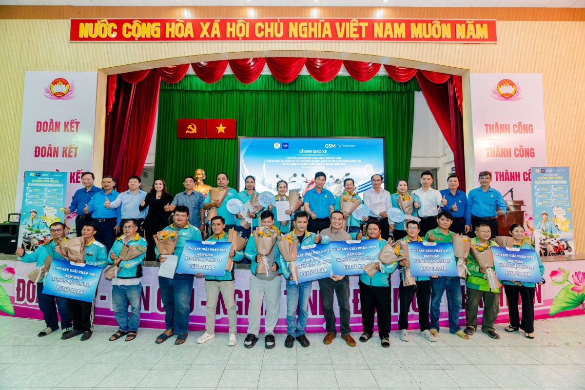 Lãnh đạo GSM, Nghiệp đoàn, CEP & VinFast bàn giao xe cho tài xế