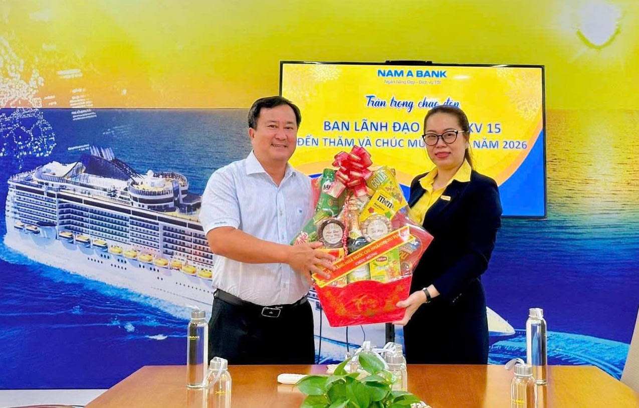 Lãnh đạo An Giang thăm, chúc mừng cán bộ ngân hàng trước thềm năm mới 2026