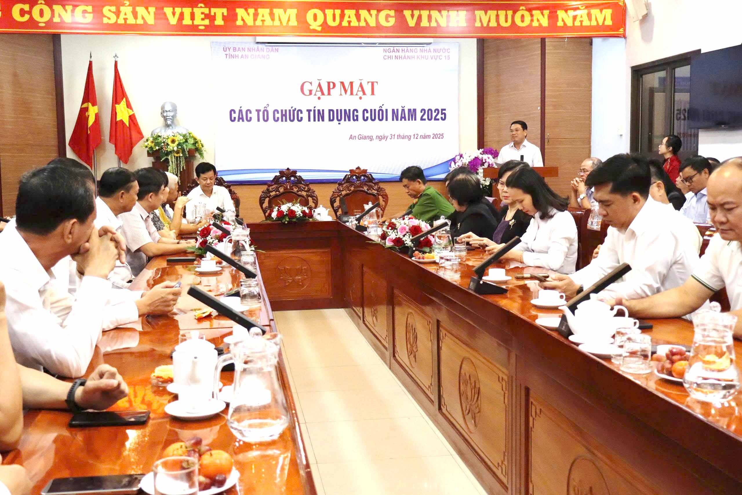 Lãnh đạo An Giang thăm, chúc mừng cán bộ ngân hàng trước thềm năm mới 2026