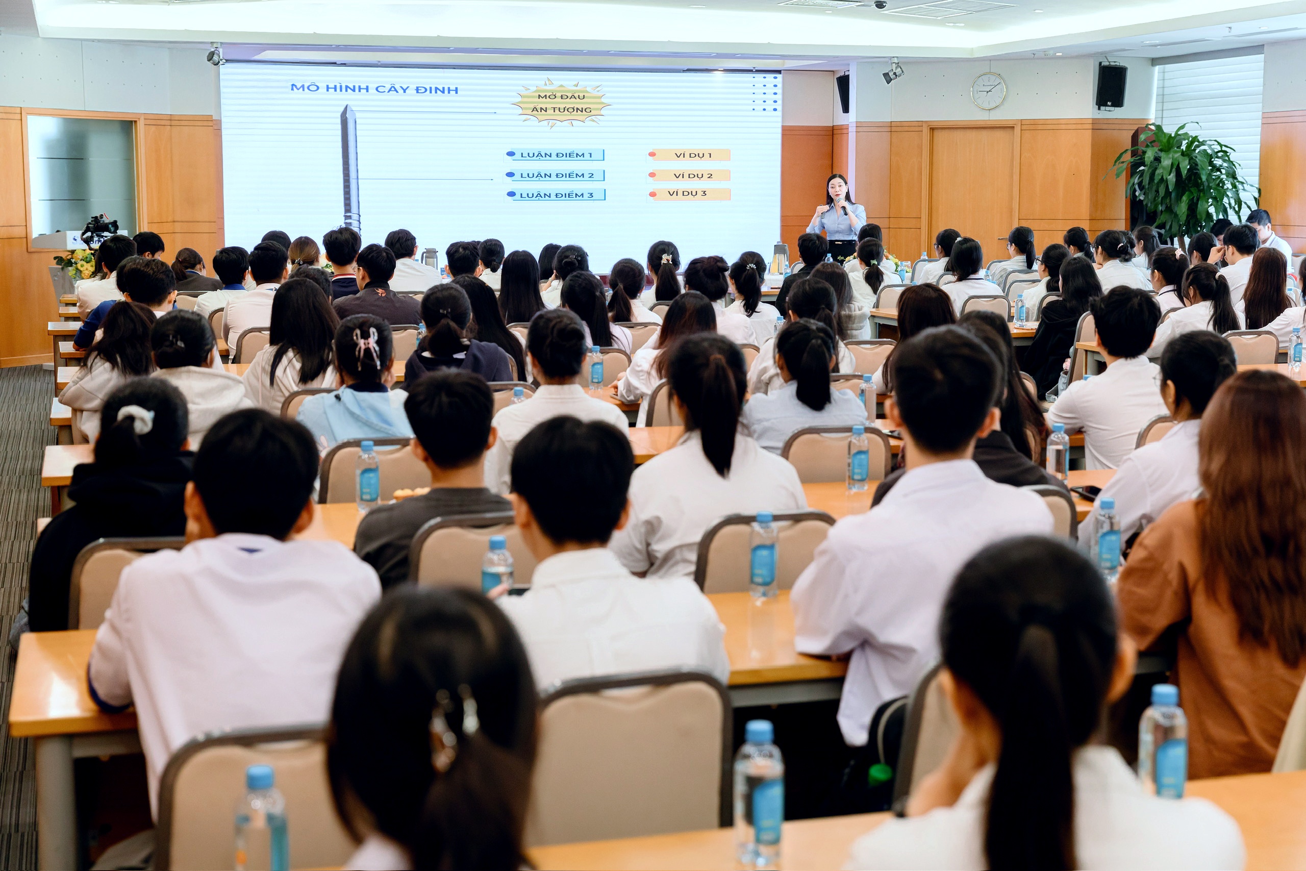 Sacombank dành hơn 4,3 tỷ đồng tiếp tục trao học bổng “Ươm mầm cho những ước mơ” cho sinh viên Sacombank dành hơn 4,3 tỷ đồng tiếp tục trao học bổng “Ươm mầm cho những ước mơ” cho sinh viên