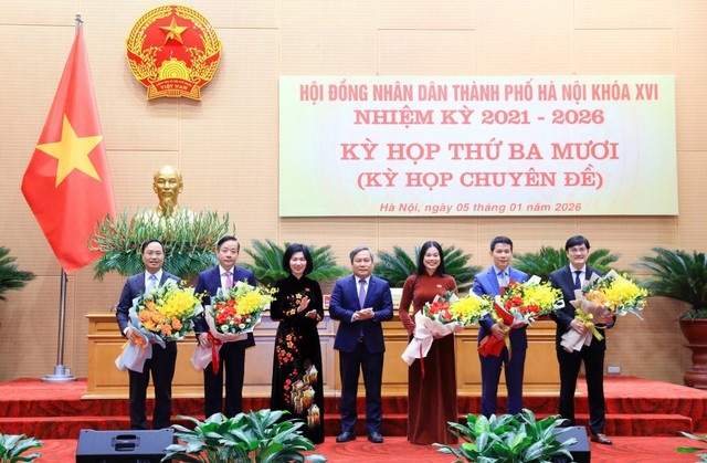 Chủ tịch HĐND TP Phùng Thị Hồng Hà và Chủ tịch UBND TP Vũ Đại Thắng chúc mừng các đồng chí được nhận nhiệm vụ mới