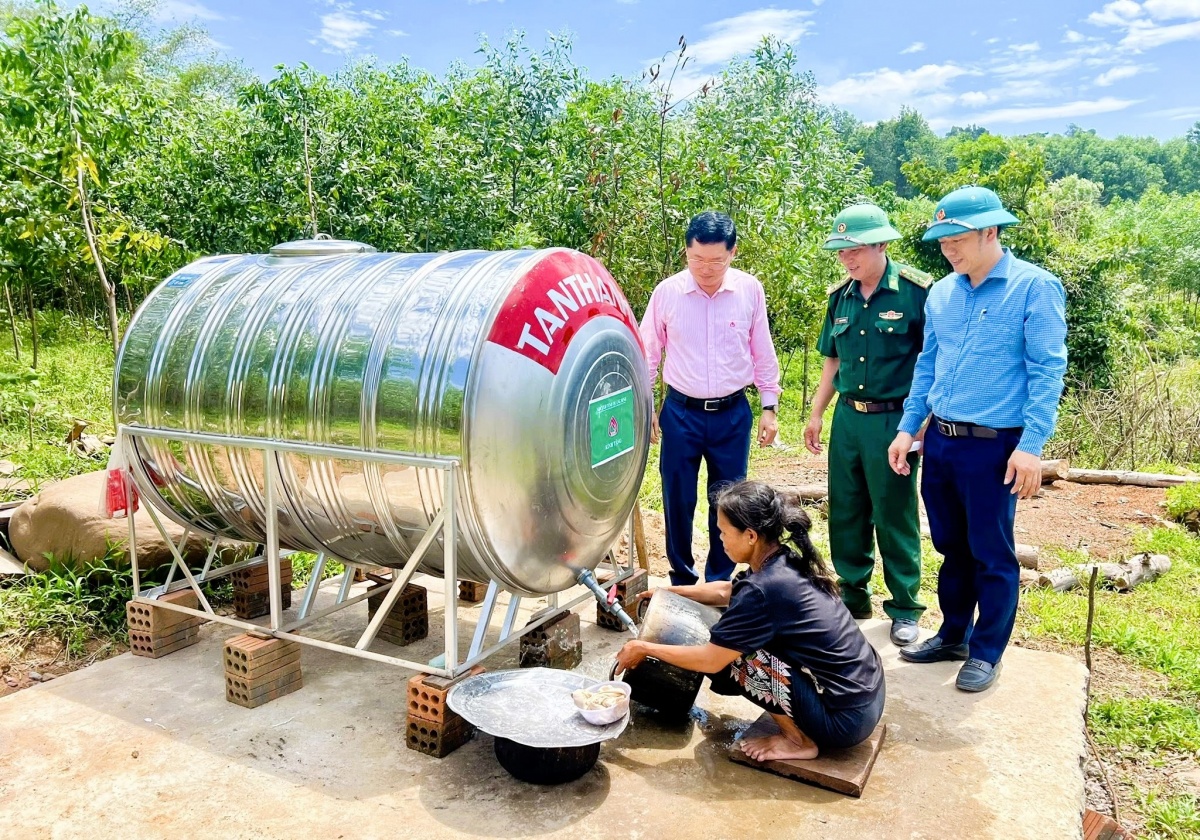 Tín dụng chính sách góp phần nâng cao chất lượng cuộc sống thông qua việc đầu tư các công trình nước sạch và vệ sinh môi trường… Tín dụng chính sách góp phần nâng cao chất lượng cuộc sống thông qua việc đầu tư các công trình nước sạch và vệ sinh môi trường…
