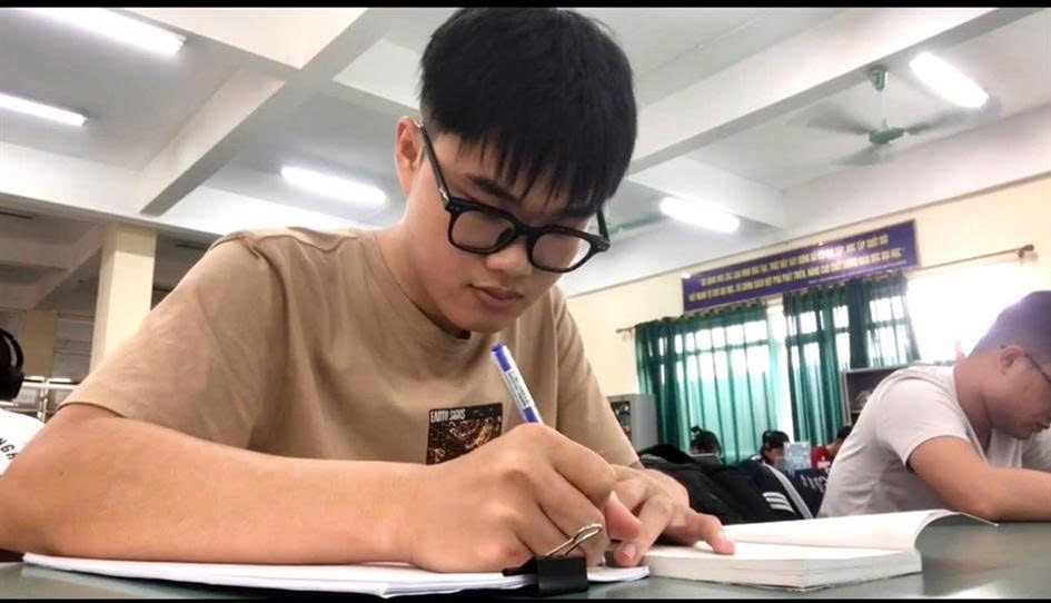 Em Lê Huy Thiên sinh viên tiêu biểu năm học 2023 – 2024 của Trường Đại học Công nghiệp Hà Nội. Em Lê Huy Thiên sinh viên tiêu biểu năm học 2023 – 2024 của Trường Đại học Công nghiệp Hà Nội.