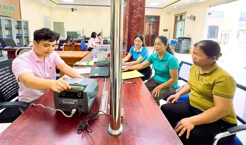 Phòng giao dịch NHCSXH Quỳ Hợp, giải ngân hộ vay Trương Thị Vui vay vốn theo chương trình STEM. Phòng giao dịch NHCSXH Quỳ Hợp, giải ngân hộ vay Trương Thị Vui vay vốn theo chương trình STEM.