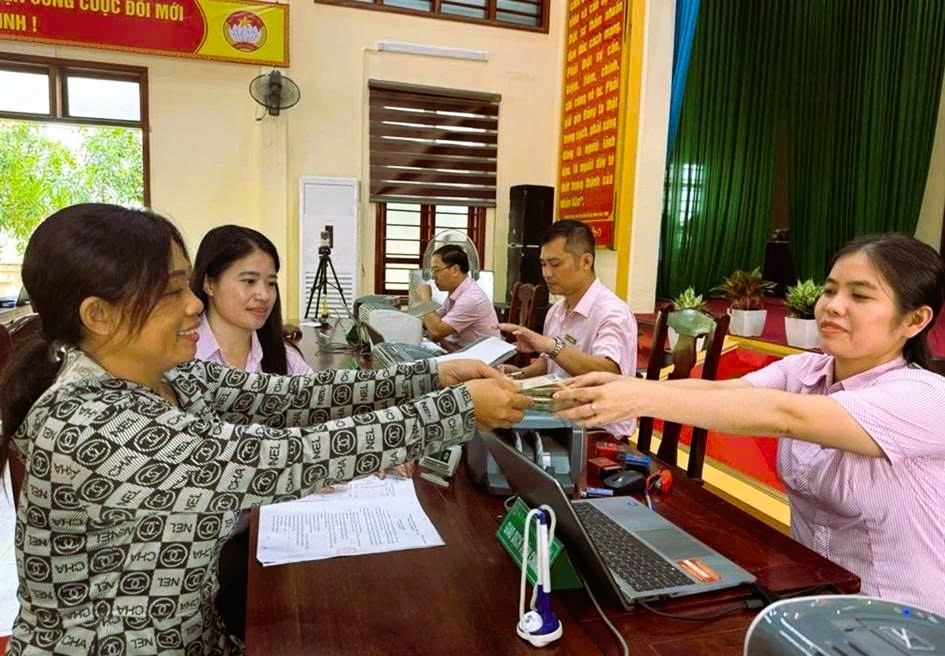 Phòng giao dịch NHCSXH Nghi Lộc, giải ngân Chương trình tín dụng STEM cho hộ gia đình chị Vũ Kiều Anh ở xóm Kim Ngọc xã Trung Lộc. Phòng giao dịch NHCSXH Nghi Lộc, giải ngân Chương trình tín dụng STEM cho hộ gia đình chị Vũ Kiều Anh ở xóm Kim Ngọc xã Trung Lộc.