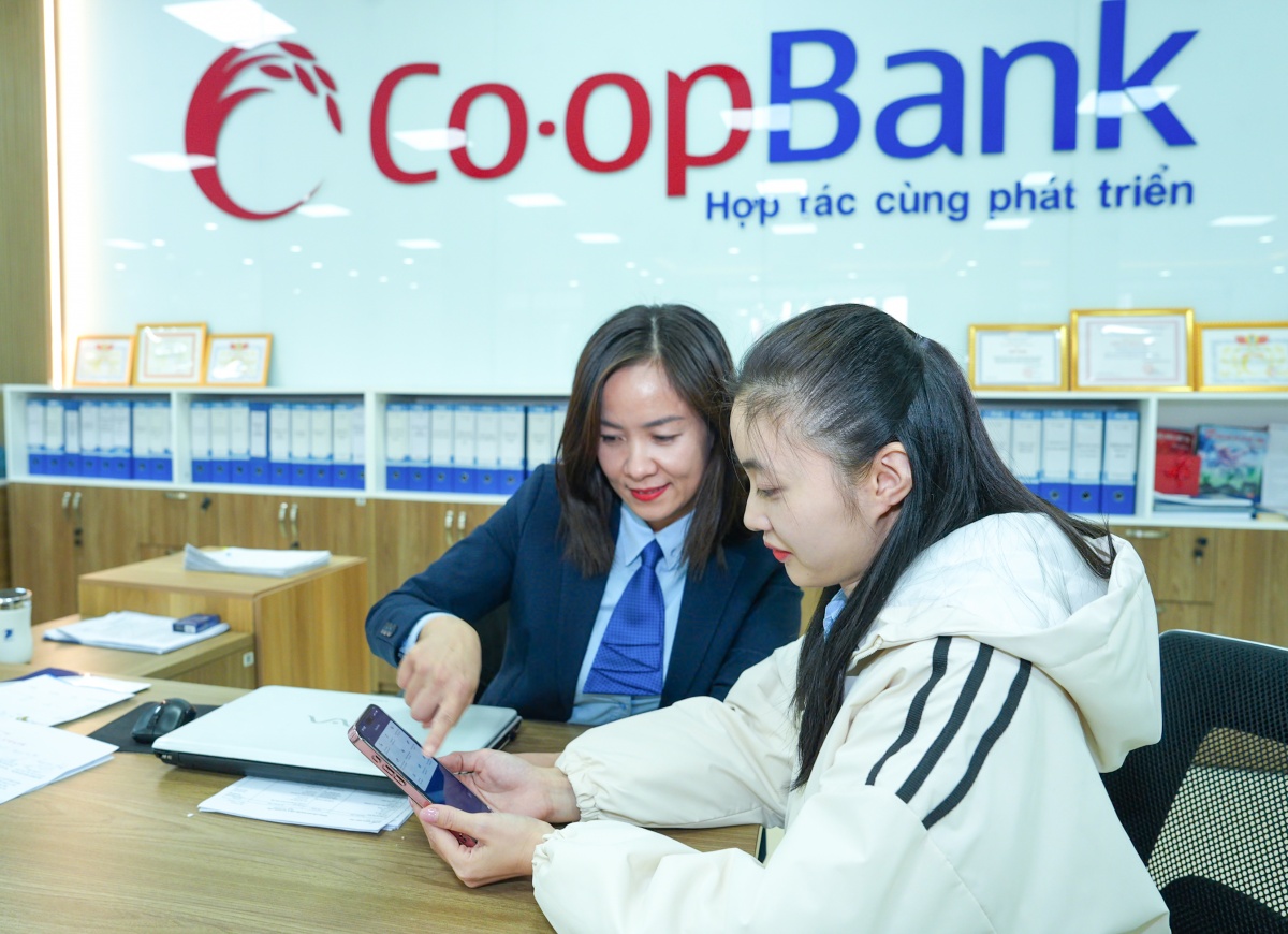 Cán bộ Co-opBank hướng dẫn khách hàng sử dụng dịch vụ Co-opBank Mobile Banking Cán bộ Co-opBank hướng dẫn khách hàng sử dụng dịch vụ Co-opBank Mobile Banking