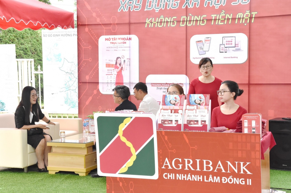 Công tác tuyên truyền thanh toán không dùng tiền mặt được đẩy mạnh ở Lâm Đồng. Công tác tuyên truyền thanh toán không dùng tiền mặt được đẩy mạnh ở Lâm Đồng.