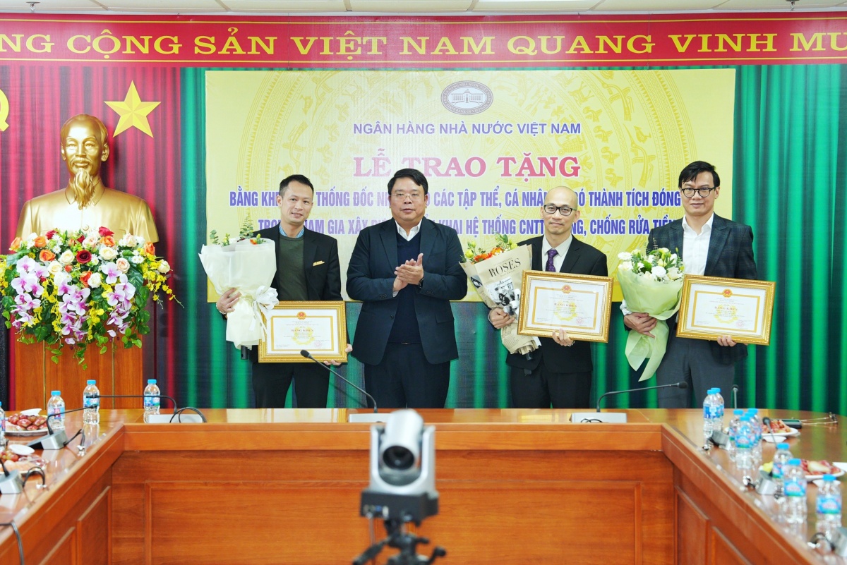 Khen thưởng thành tích đột xuất trong triển khai hệ thống CNTT phòng, chống rửa tiền Khen thưởng thành tích đột xuất trong triển khai hệ thống CNTT phòng, chống rửa tiền
