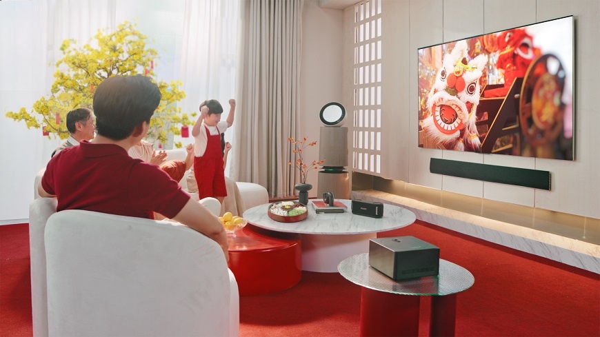 TV LG giúp cả gia đình có thể vừa xem, vừa trò chuyện và tận hưởng những khoảnh khắc quây quần một cách dễ chịu TV LG giúp cả gia đình có thể vừa xem, vừa trò chuyện và tận hưởng những khoảnh khắc quây quần một cách dễ chịu