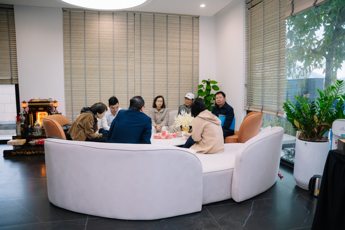 Dưới sự đồng hành của đội ngũ Regal Group, từng chủ nhân được trực tiếp tham quan căn nhà của chính mình. Những ánh nhìn chăm chú, những bước chân chậm rãi khám phá từng không gian, những cái gật đầu hài lòng… tạo nên bức tranh rất thật về niềm vui khi một tài sản chính thức trở thành tổ ấm.