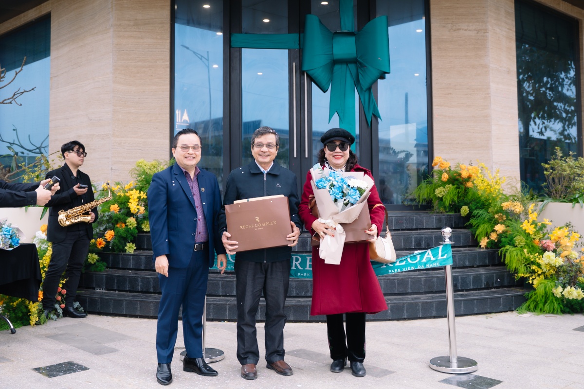 Tại khu vực trung tâm, nghi thức bàn giao nhà được thực hiện trang trọng nhưng gần gũi. Mỗi bộ hồ sơ, mỗi cái bắt tay, mỗi tấm hình lưu niệm đều mang ý nghĩa xác nhận quyền sở hữu và sự đồng hành bền vững giữa Regal Group và khách hàng.