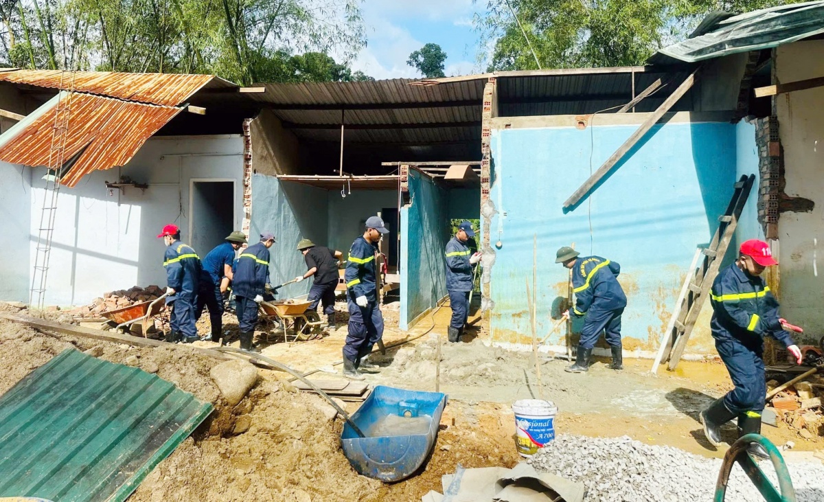 Chiến dịch Quang Trung - Thắp sáng niềm tin cho đồng bào vùng bão lũ Chiến dịch Quang Trung - Thắp sáng niềm tin cho đồng bào vùng bão lũ