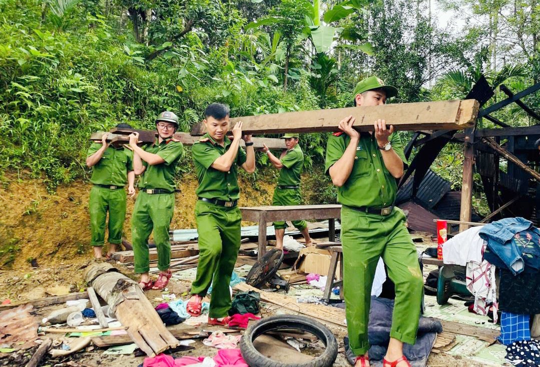 Chiến dịch Quang Trung - Thắp sáng niềm tin cho đồng bào vùng bão lũ Chiến dịch Quang Trung - Thắp sáng niềm tin cho đồng bào vùng bão lũ