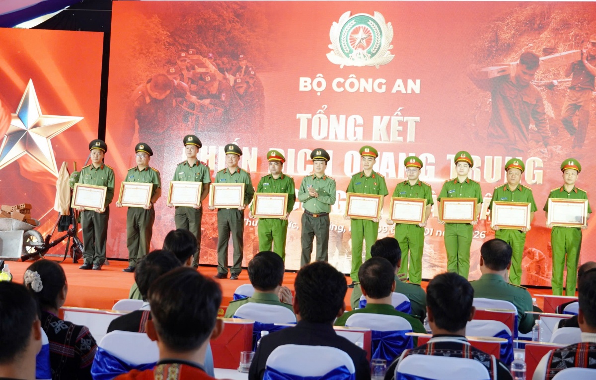 Chiến dịch Quang Trung - Thắp sáng niềm tin cho đồng bào vùng bão lũ Chiến dịch Quang Trung - Thắp sáng niềm tin cho đồng bào vùng bão lũ