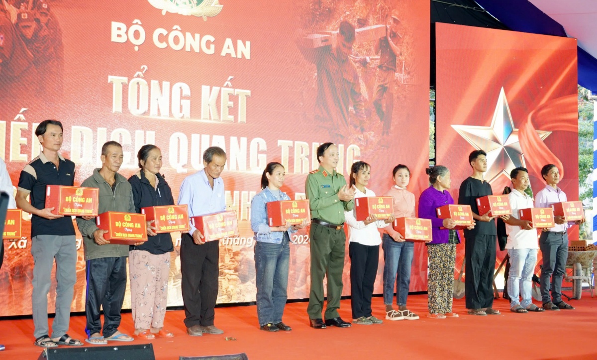 Chiến dịch Quang Trung - Thắp sáng niềm tin cho đồng bào vùng bão lũ Chiến dịch Quang Trung - Thắp sáng niềm tin cho đồng bào vùng bão lũ