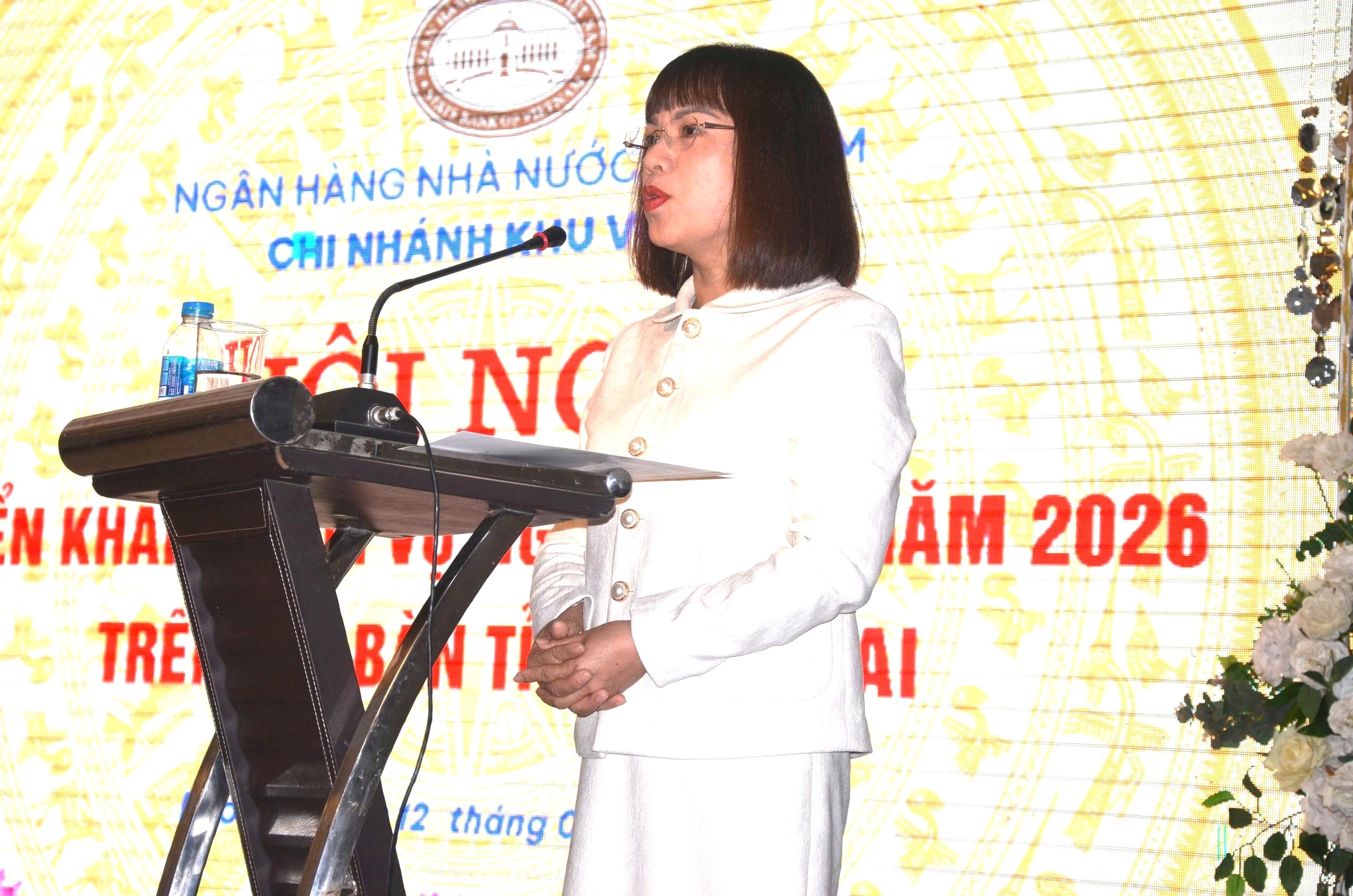 Anh 3. Đồng chí Trương Thu Hòa - Giám đốc NHNN Chi nhánh Khu vực 4 phát biểu khai mac Hội nghị. Anh 3. Đồng chí Trương Thu Hòa - Giám đốc NHNN Chi nhánh Khu vực 4 phát biểu khai mac Hội nghị.