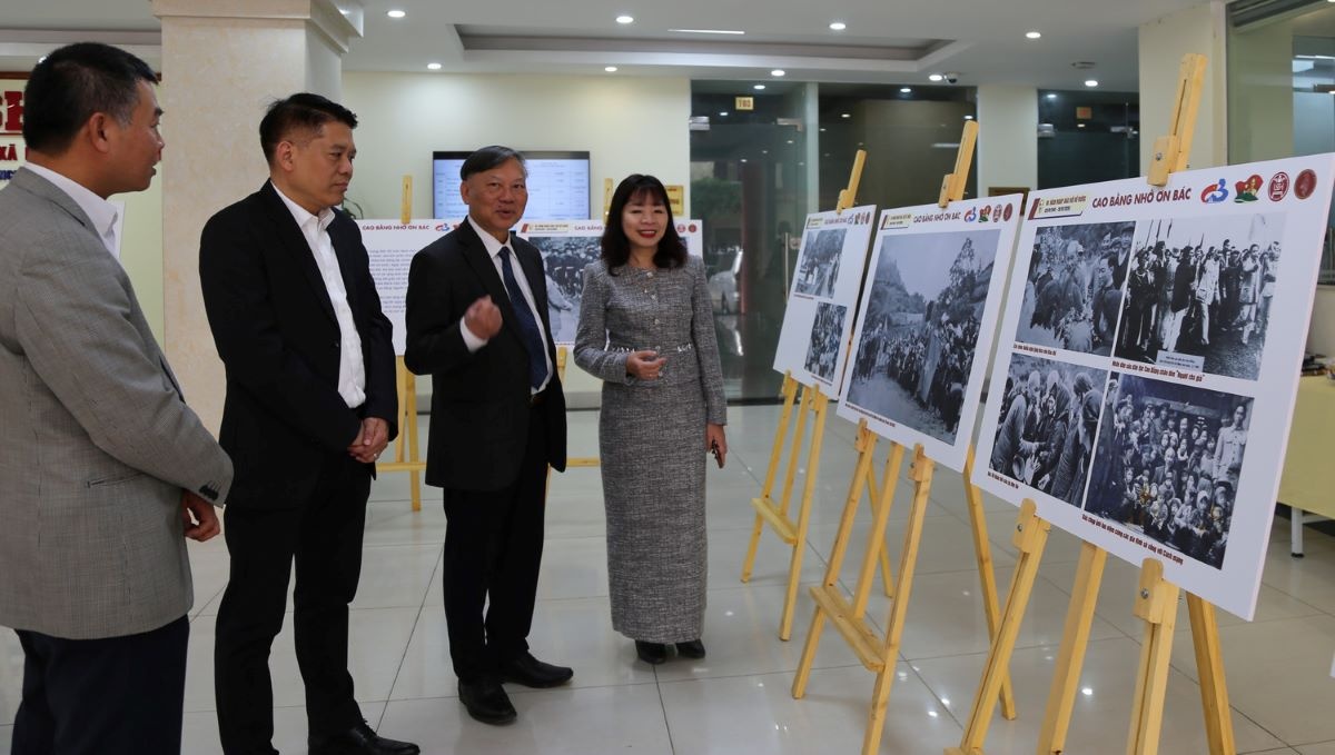 Các đại biểu tham quan triển lãm bên lề hội thảo
