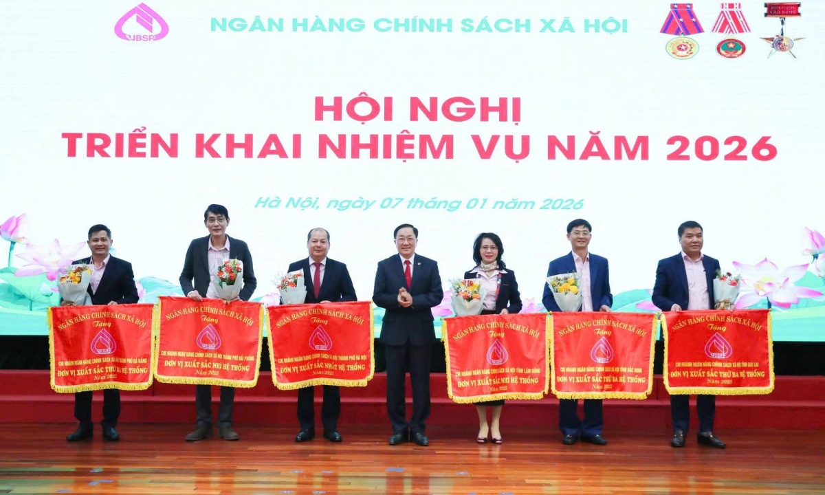 Đại diện NHCSXH chi nhánh tỉnh Lâm Đồng nhận danh hiệu “Đơn vị xuất sắc Nhì hệ thống” năm 2025 Đại diện NHCSXH chi nhánh tỉnh Lâm Đồng nhận danh hiệu “Đơn vị xuất sắc Nhì hệ thống” năm 2025