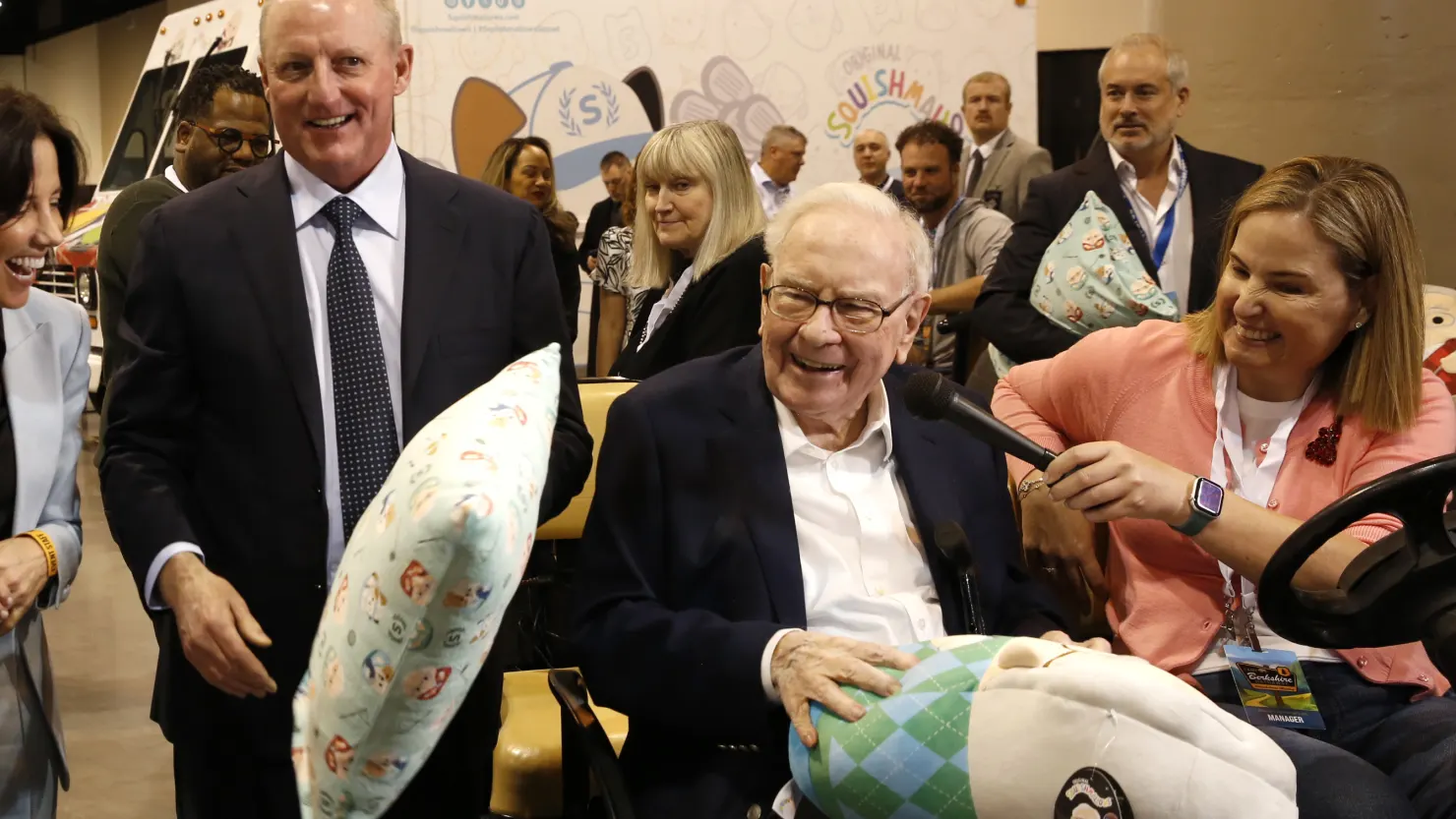 Warren Buffett và Greg Abel tham dự cuộc họp thường niên của các cổ đông Berkshire Hathaway tại Omaha, Nebraska vào ngày 3 tháng 5 năm 2025