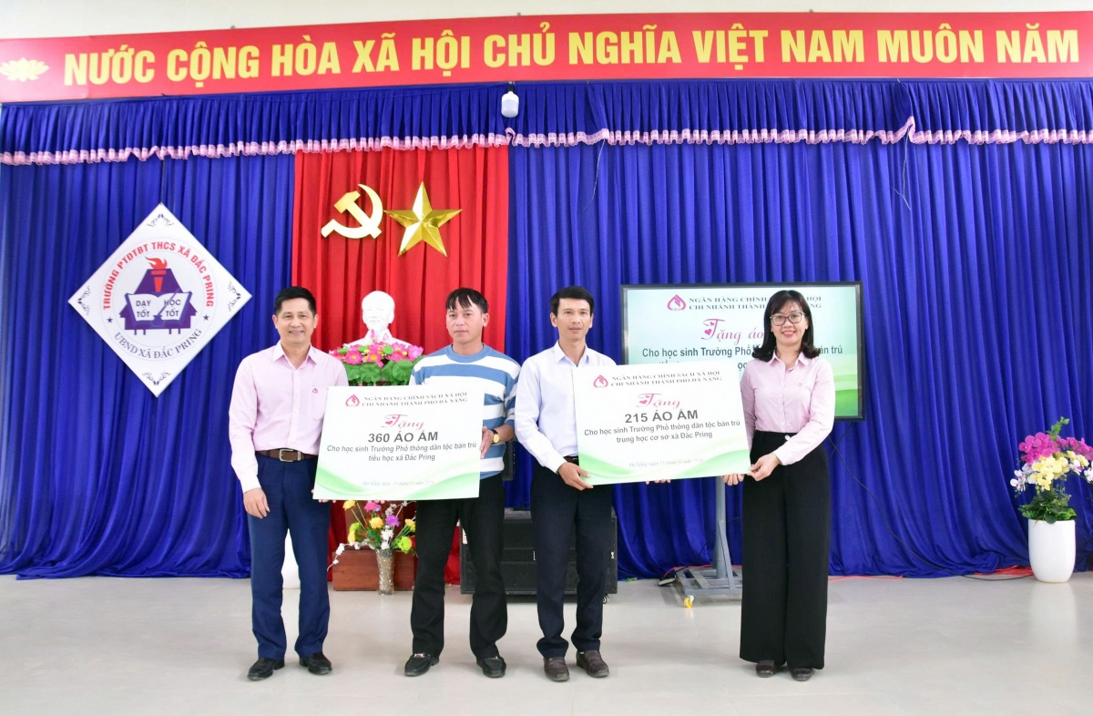Để các em học sinh vùng cao có một mùa đông không lạnh
