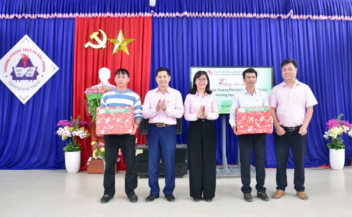 Để các em học sinh vùng cao có một mùa đông không lạnh