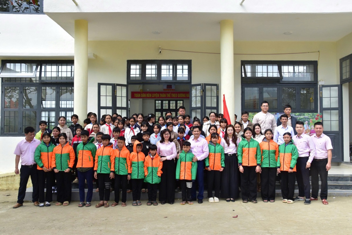 Để các em học sinh vùng cao có một mùa đông không lạnh