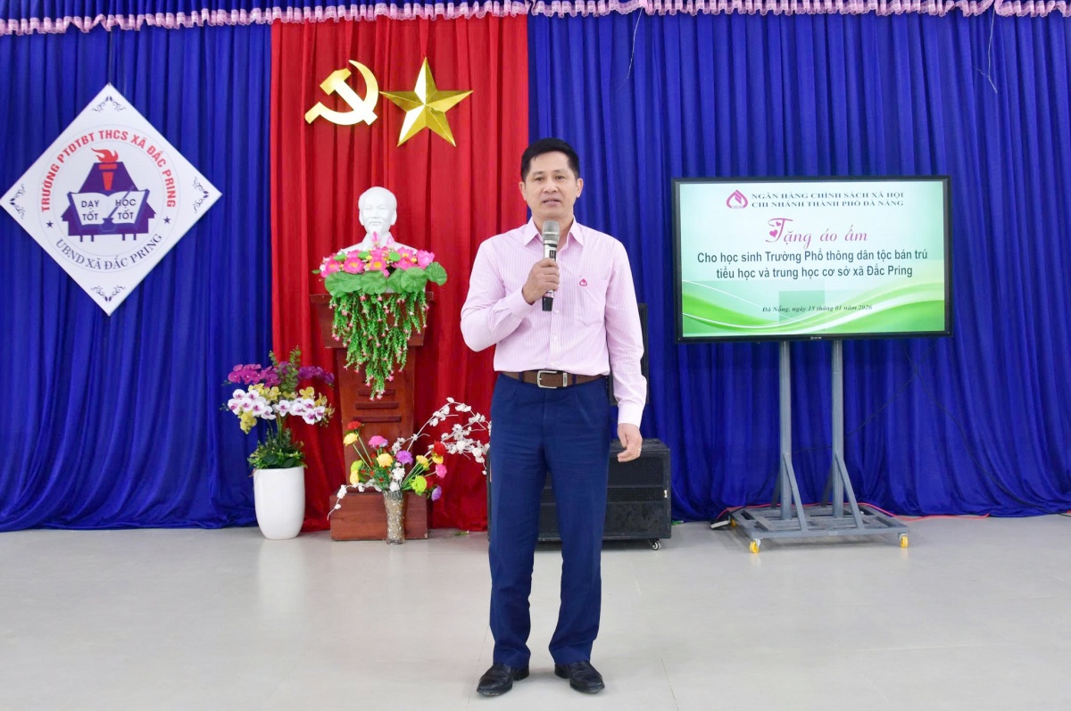 Để các em học sinh vùng cao có một mùa đông không lạnh