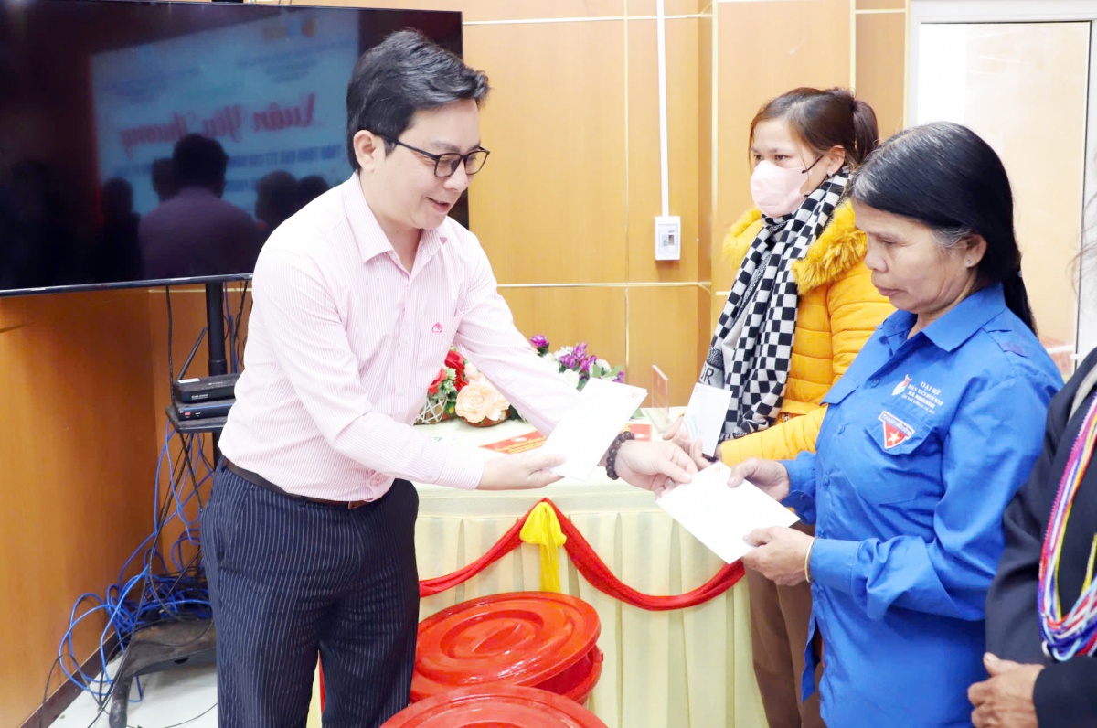 Để các em học sinh vùng cao có một mùa đông không lạnh