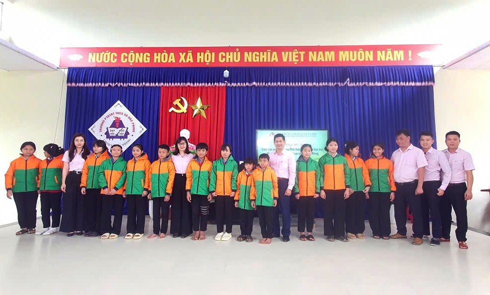 Để các em học sinh vùng cao có một mùa đông không lạnh