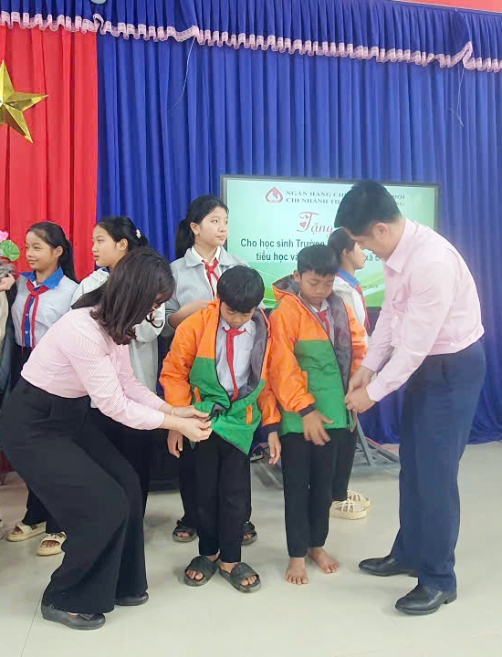 Để các em học sinh vùng cao có một mùa đông không lạnh