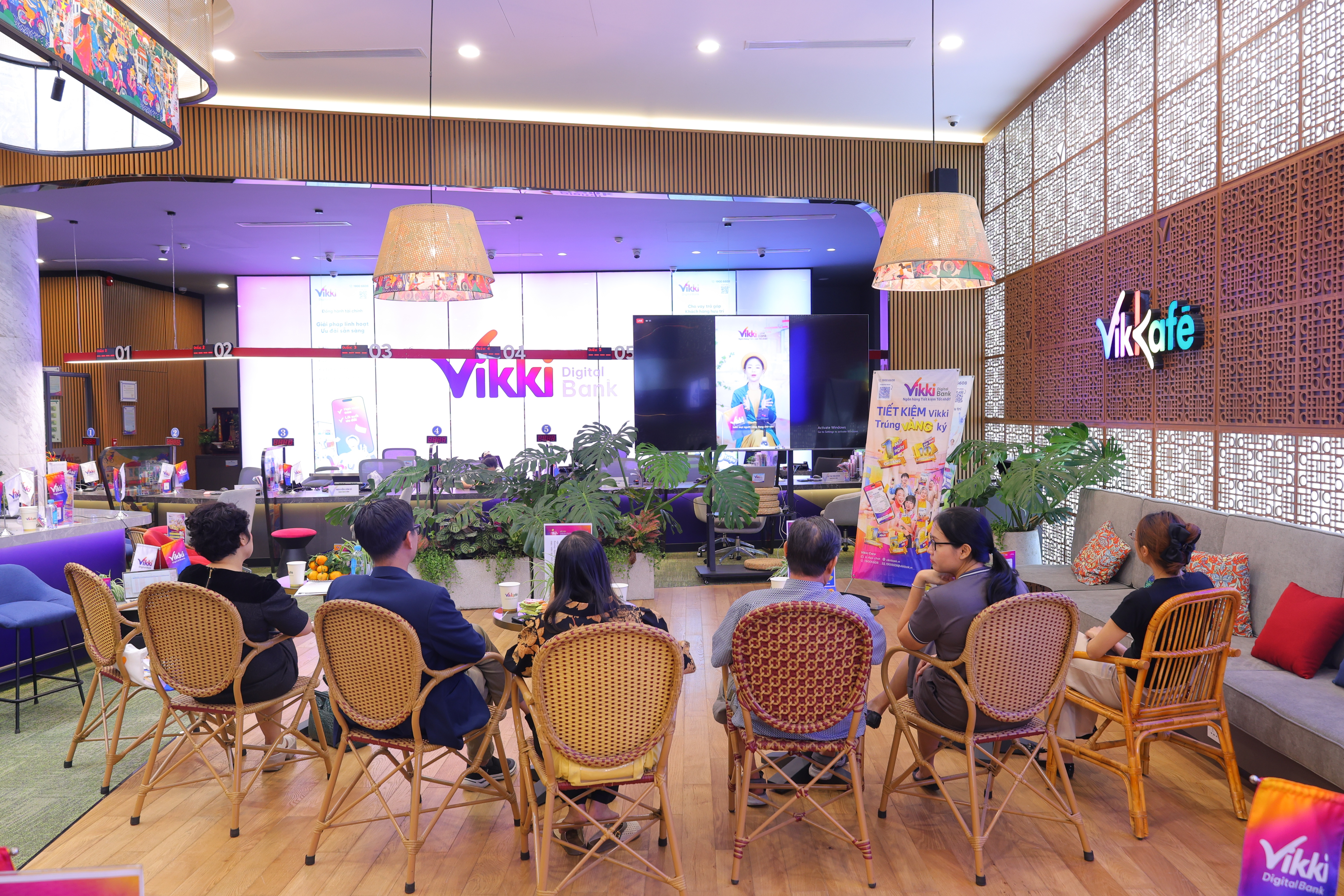 Bên cạnh trải nghiệm số, Vikki luôn chăm chút cho từng kết nối trực tiếp qua hệ thống phòng giao dịch và không gian VikKafe đầy mới mẻ mà gần gũi Bên cạnh trải nghiệm số, Vikki luôn chăm chút cho từng kết nối trực tiếp qua hệ thống phòng giao dịch và không gian VikKafe đầy mới mẻ mà gần gũi