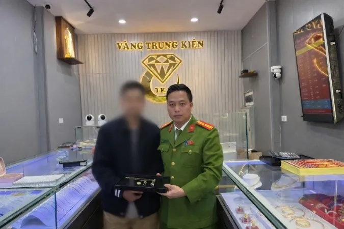 Cán bộ Công an phường kịp thời ngăn chặn nam thanh niên bị lừa đảo. Ảnh: CAHN Cán bộ Công an phường kịp thời ngăn chặn nam thanh niên bị lừa đảo. Ảnh: CAHN