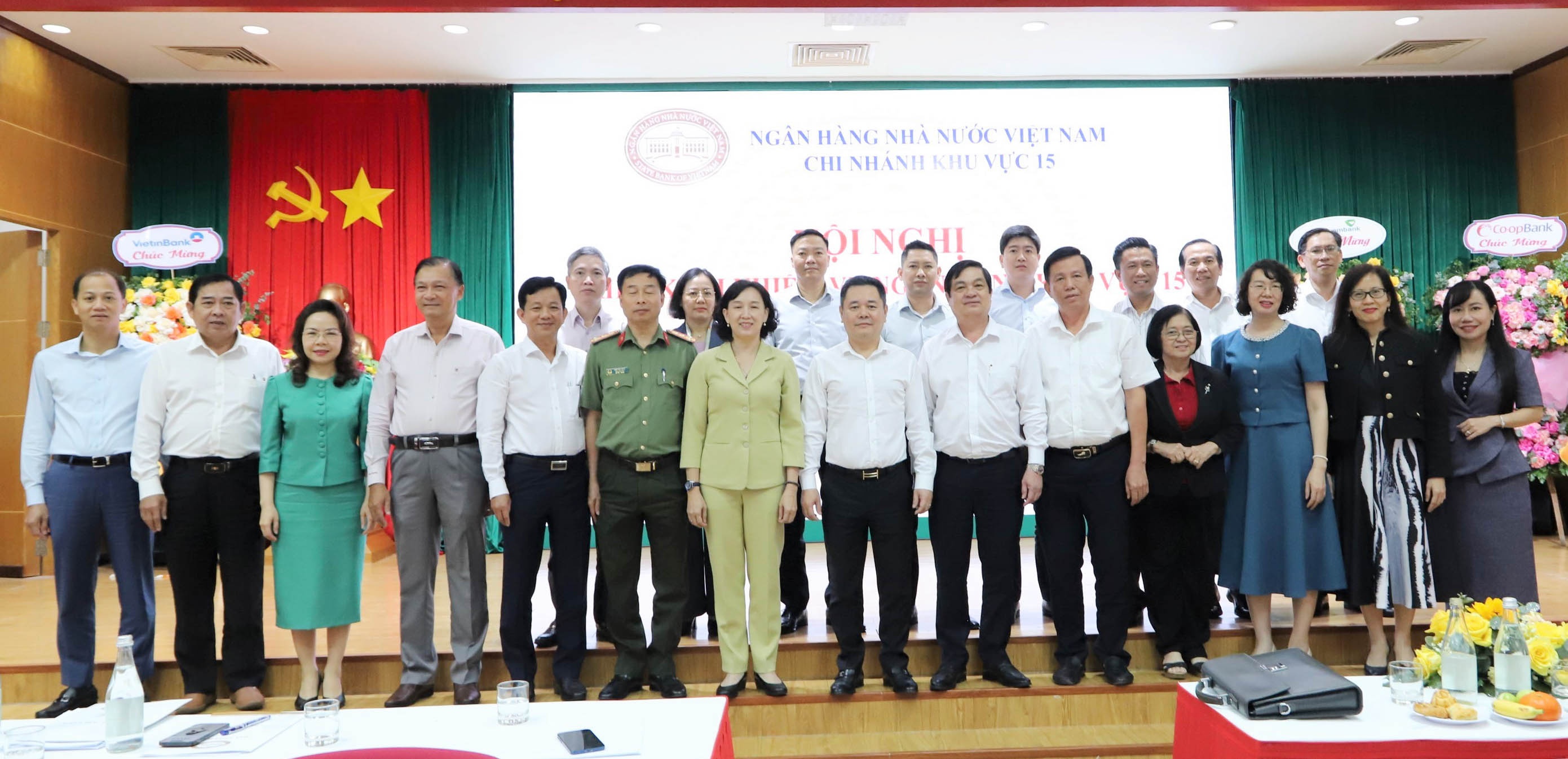 Phó Thống đốc Nguyễn Ngọc Cảnh và đại diện lãnh đạo UBND các tỉnh An Giang, Cà Mau chụp ảnh lưu niệm với ban giám đốc NHNN chi nhánh Khu vực 15 Phó Thống đốc Nguyễn Ngọc Cảnh và đại diện lãnh đạo UBND các tỉnh An Giang, Cà Mau chụp ảnh lưu niệm với ban giám đốc NHNN chi nhánh Khu vực 15