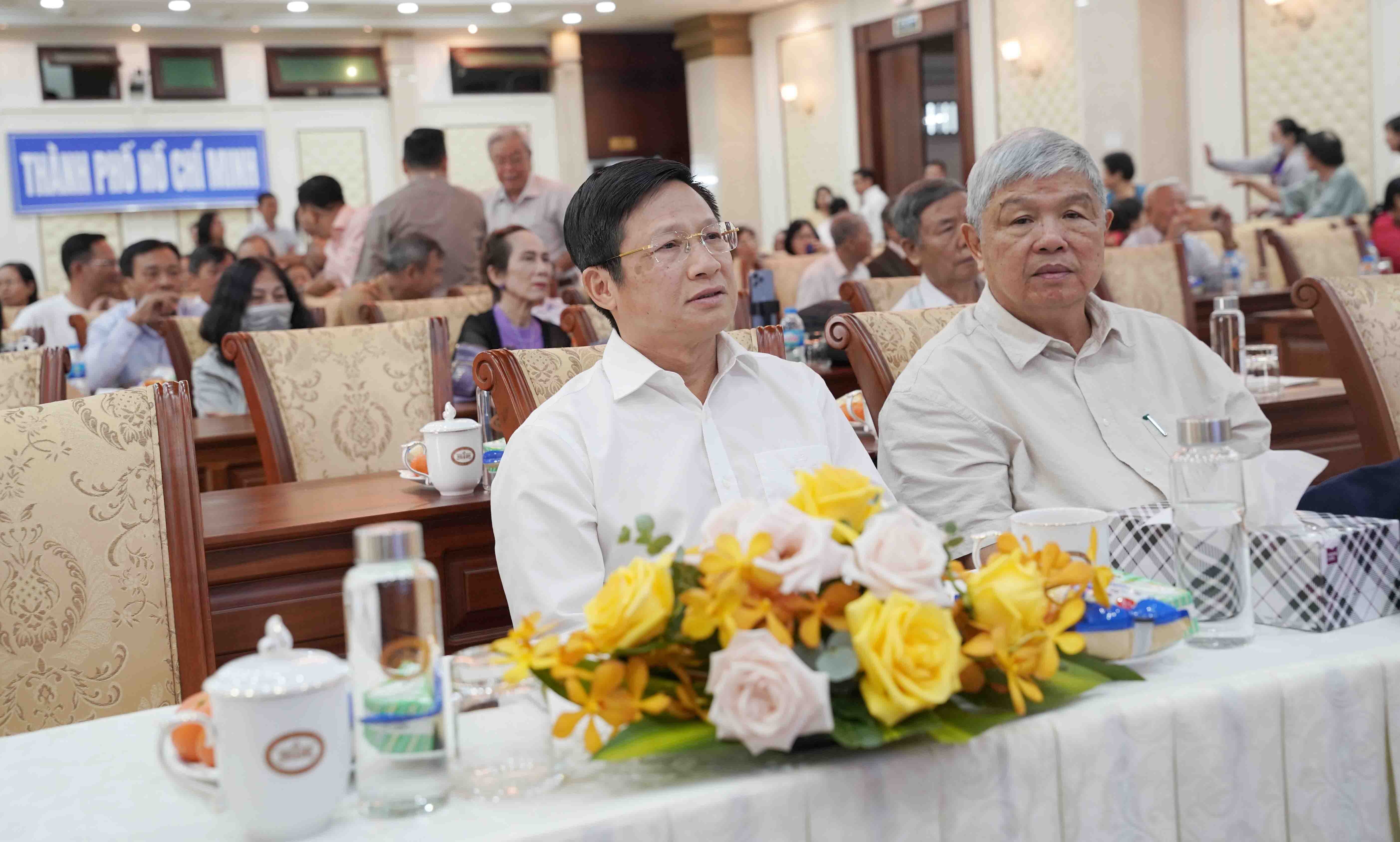 Ông Võ Minh Tuấn (bìa trái) - Giám đốc NHNN chi nhánh Khu vực 2 trực tiếp tham dự và chỉ đạo tổ chức buổi gặp mặt cán bộ hưu trí hàng năm Ông Võ Minh Tuấn (bìa trái) - Giám đốc NHNN chi nhánh Khu vực 2 trực tiếp tham dự và chỉ đạo tổ chức buổi gặp mặt cán bộ hưu trí hàng năm