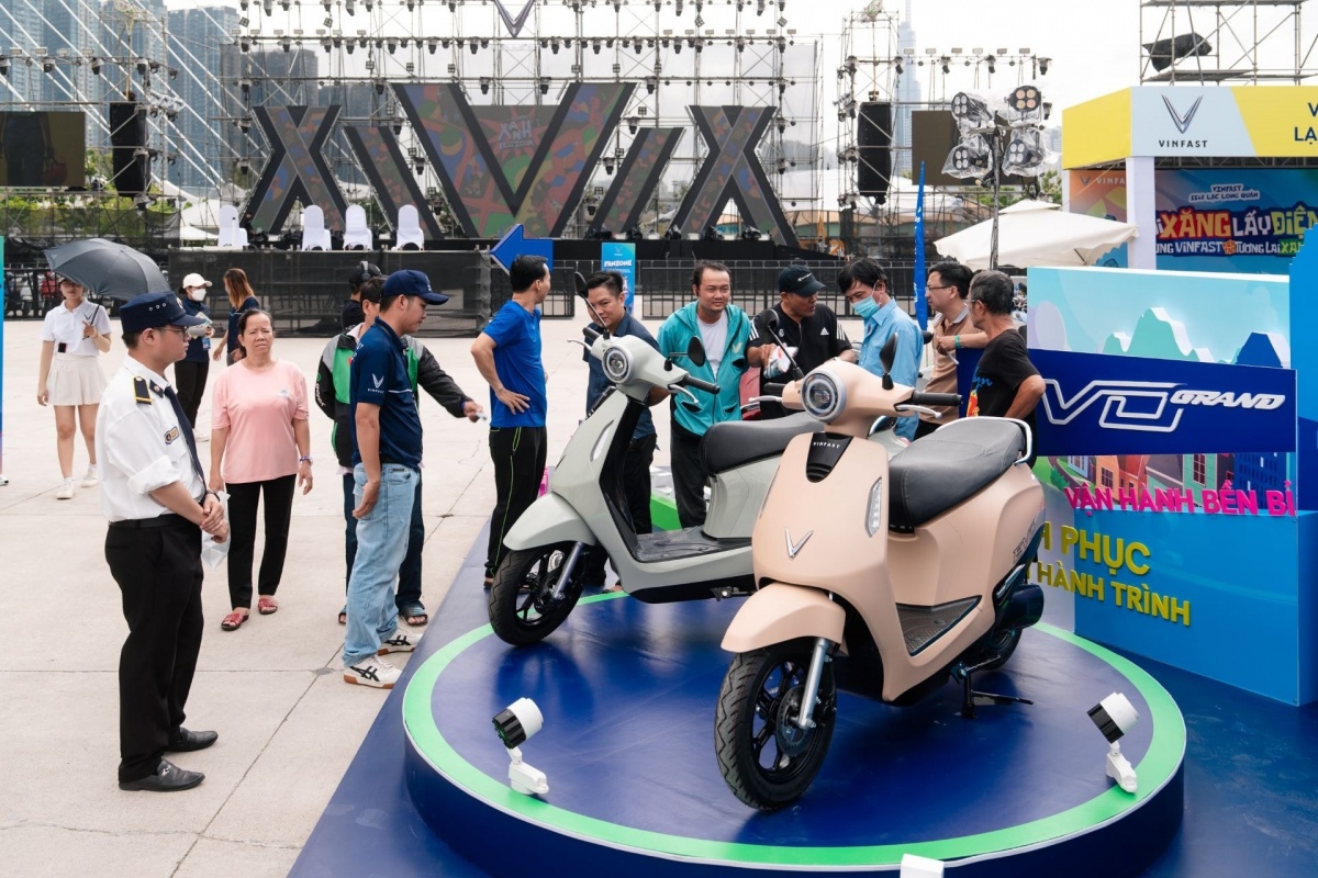 Xe máy điện và ô tô điện VinFast song hành dẫn đầu thị trường ô tô, xe máy Việt Nam năm 2025 đã phản ánh rõ nét xu hướng chuyển đổi xanh từ xe xăng sang xe điện