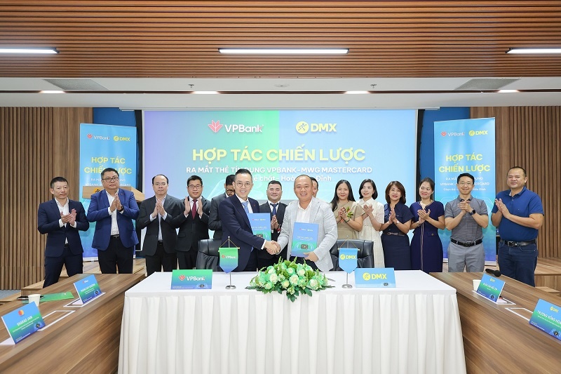 Đại diện VPBank và DMX tại Lễ ký kết hợp tác chiến lược ra mắt thẻ tín dụng VPBank MWG Mastercard Đại diện VPBank và DMX tại Lễ ký kết hợp tác chiến lược ra mắt thẻ tín dụng VPBank MWG Mastercard