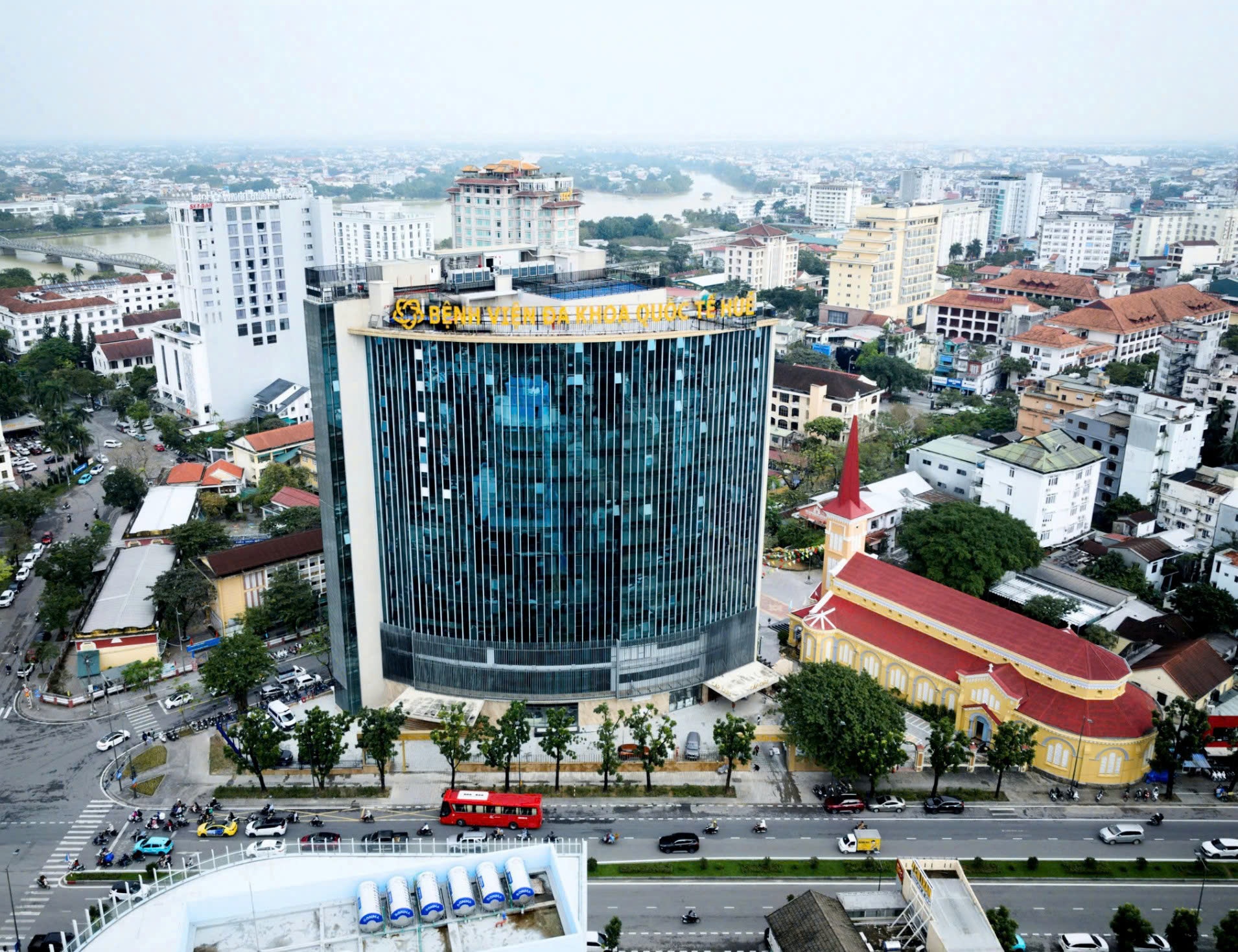 Bệnh viện đa khoa Quốc tế Huế chính thức hoạt động tạo điều kiện để người dân Huế và các tỉnh trong khu vực có thể tiếp cận dịch vụ y tế hiện đại. Bệnh viện đa khoa Quốc tế Huế chính thức hoạt động tạo điều kiện để người dân Huế và các tỉnh trong khu vực có thể tiếp cận dịch vụ y tế hiện đại.