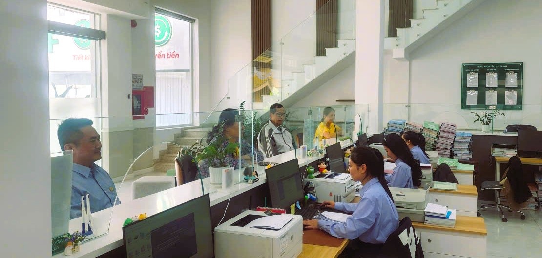 Các quỹ tín dụng nhândân đã đẩy mạnh chuyển đổi số và ứng dụng công nghệ thông tin vào hoạt động nghiệp vụ. Các quỹ tín dụng nhândân đã đẩy mạnh chuyển đổi số và ứng dụng công nghệ thông tin vào hoạt động nghiệp vụ.