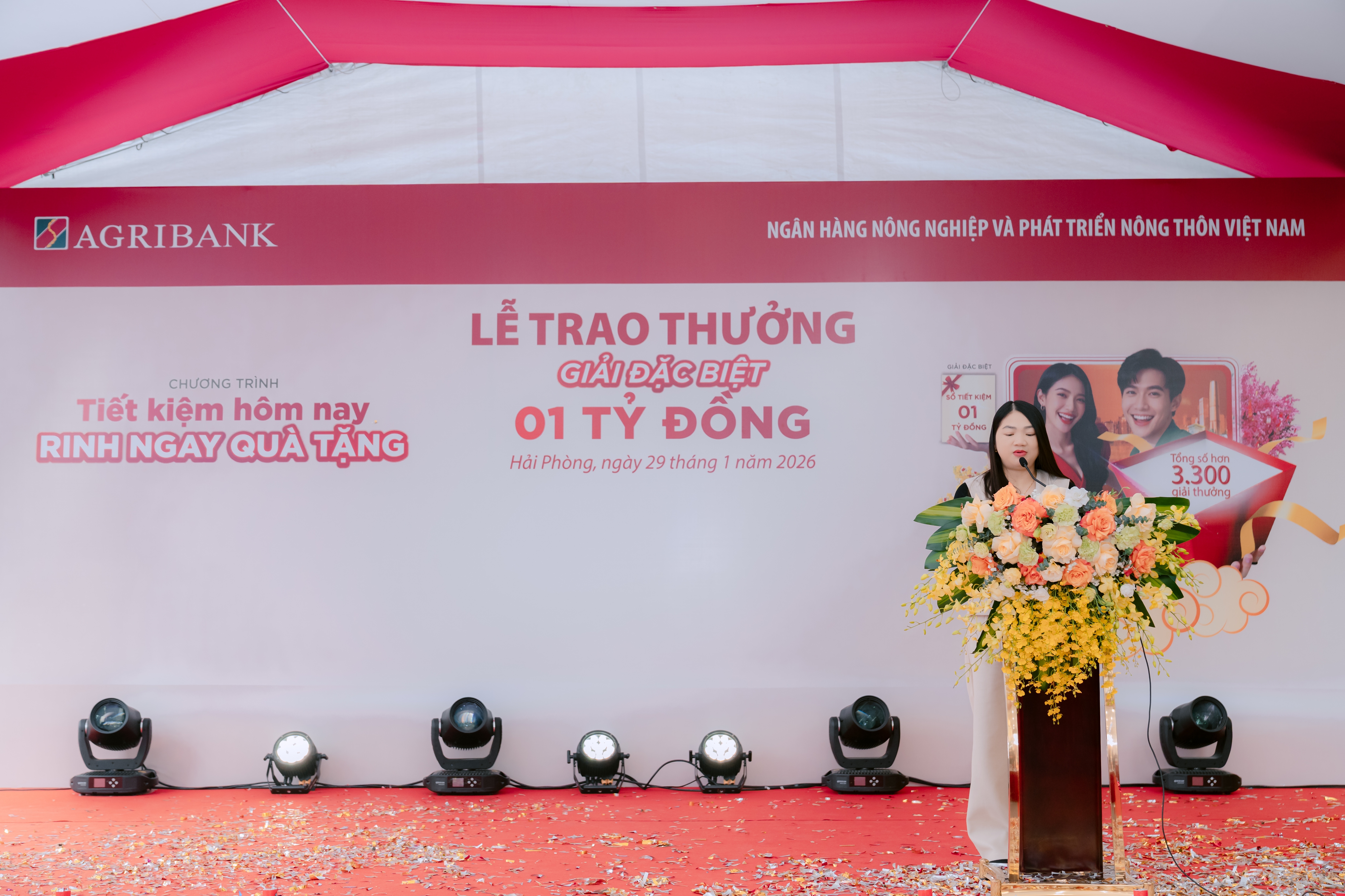 Agribank trao thưởng 01 tỷ đồng cho khách hàng gửi tiền tiết kiệm Agribank trao thưởng 01 tỷ đồng cho khách hàng gửi tiền tiết kiệm
