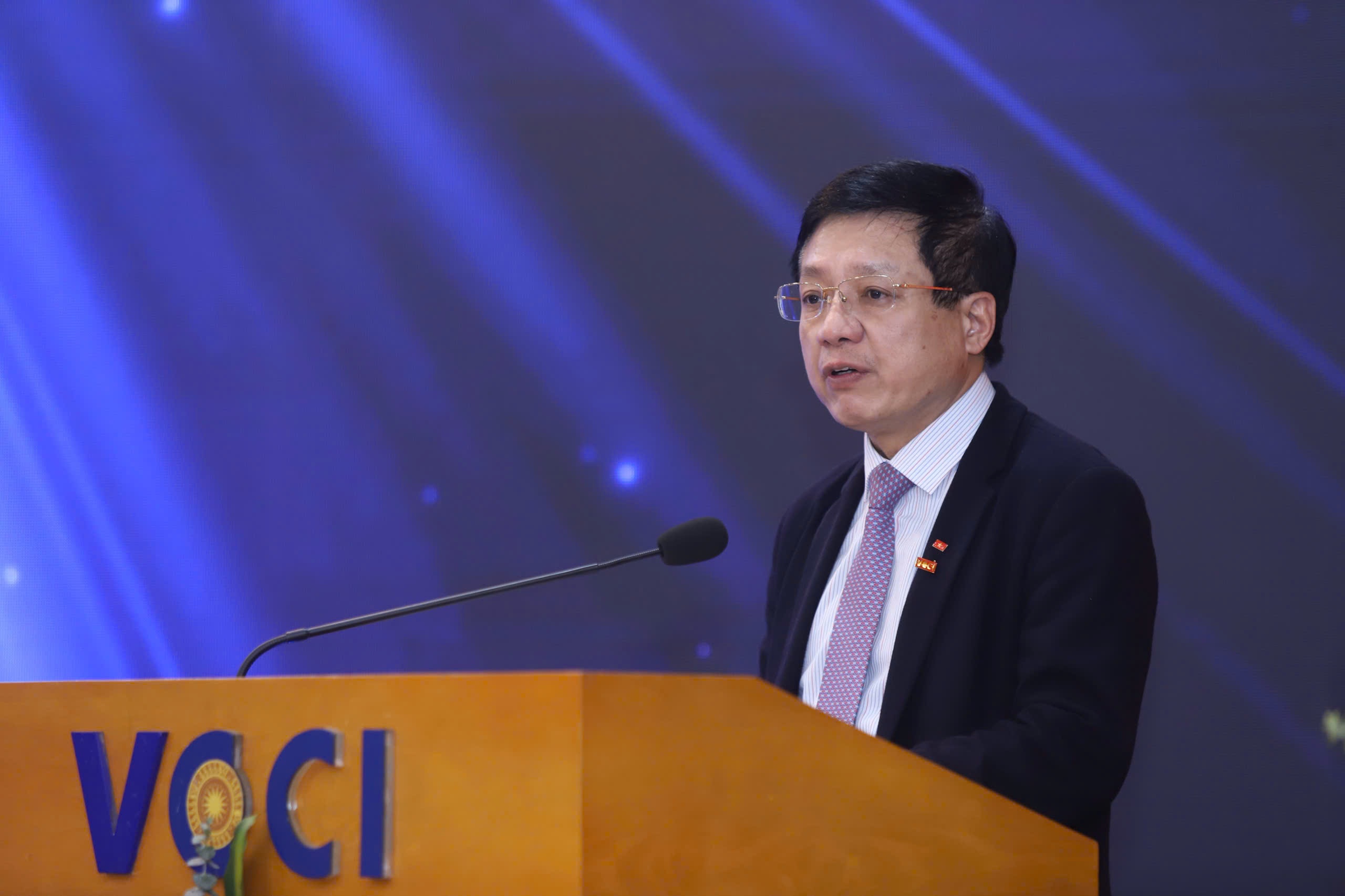 Chủ tịch VCCI nhấn mạnh chương trình mang ý nghĩa chiến lược nhằm hiện thực hóa các chủ trương lớn của Đảng về xây dựng đội ngũ doanh nhân bản lĩnh, đủ sức cạnh tranh khu vực và quốc tế. Chủ tịch VCCI nhấn mạnh chương trình mang ý nghĩa chiến lược nhằm hiện thực hóa các chủ trương lớn của Đảng về xây dựng đội ngũ doanh nhân bản lĩnh, đủ sức cạnh tranh khu vực và quốc tế.