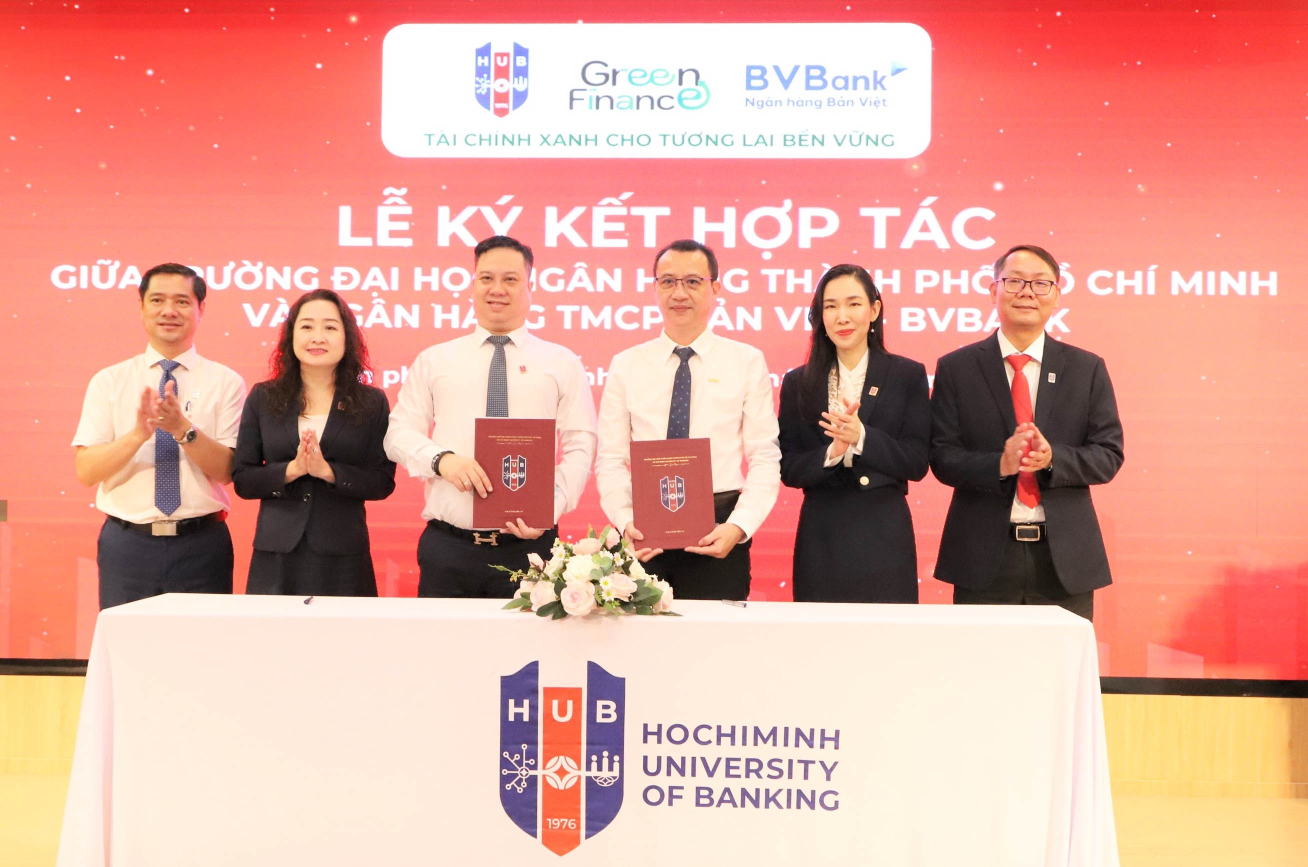 Đại diện Ban Giám hiệu HUB và các ngân hàng thương mại ký kết hợp tác chiến lược